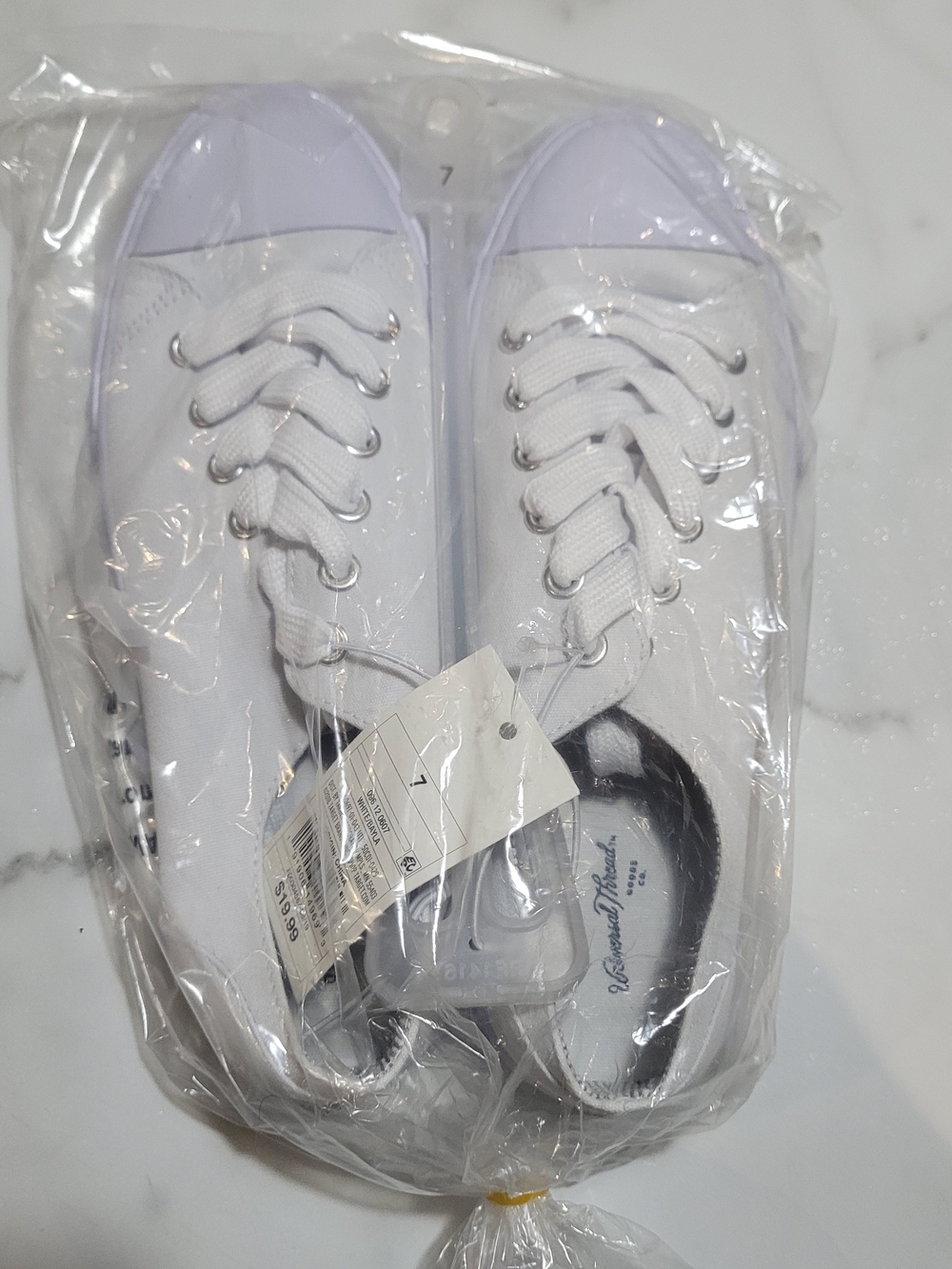 2/20 Universal Thread White Canvas Low-Top Sneakers